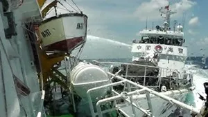 Tàu Trung Quốc đâm tàu chấp pháp Việt Nam